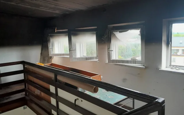Hořící odpadky v bytě v Lukavici komplikovaly zásah hasič. Shromažďoval je zde obyvatel