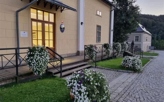 Loučná nad Desnou kvete od jara do podzimu. Obec vsadila na zeleň a dostala Zelenou stuhu