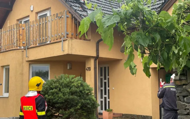 Popadané stromy, voda ve sklepích, utržený hromosvod. Bouřky potrápily Olomoucký kraj