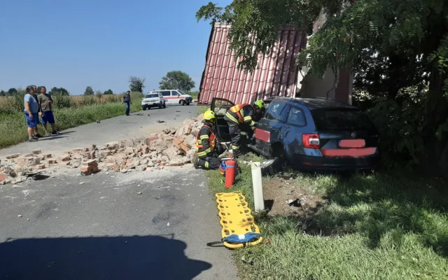 U Kojetína auto narazilo do kapličky u silnice, ta se něho zřítila. Pro řidiče musel letět vrtulník