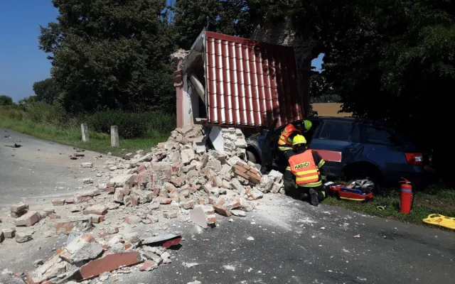 U Kojetína auto narazilo do kapličky u silnice, ta se něho zřítila. Pro řidiče musel letět vrtulník