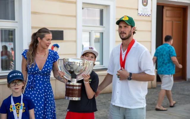 3 - FOTOGALERIE: Hokejový šampion Tomáš Kundrátek přivezl pohár z MS do rodného Přerova