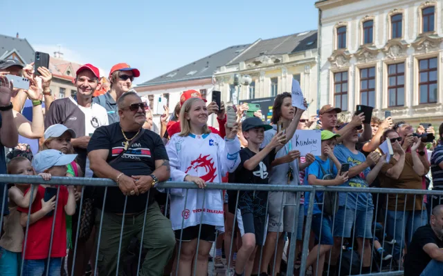 4 - FOTOGALERIE: Hokejový šampion Tomáš Kundrátek přivezl pohár z MS do rodného Přerova