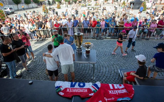 5 - FOTOGALERIE: Hokejový šampion Tomáš Kundrátek přivezl pohár z MS do rodného Přerova