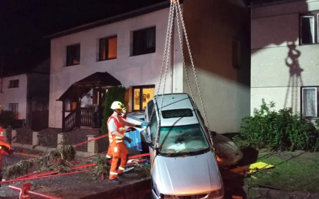 Přívaly vody zaplavily dvě vesnice na Přerovsku, hasiči zachraňovali lidi z domů