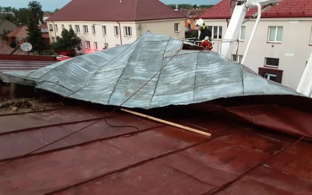 Kvůli silným bouřkám hasiči evakuovali dětský tábor na Přerovsku. Celkem měli v kraji 260 zásahů