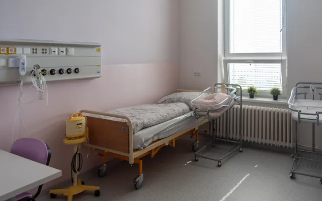 Novorozenecké oddělení v Olomouci prošlo rekonstrukcí. Vznikly rodinné pokoje, aby maminky a děti mohly být spolu