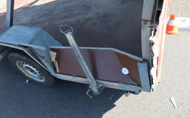 Mladík v BMW si na dálnici u Nákla pozdě všiml pracovní skupiny s traktory. Škoda se blíží půl milionu korun