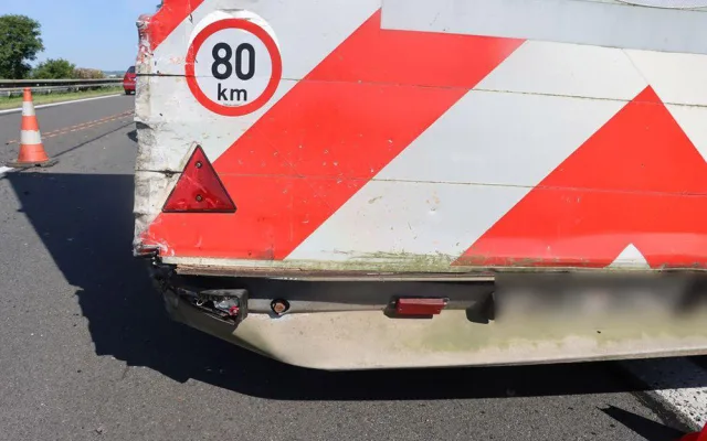 Mladík v BMW si na dálnici u Nákla pozdě všiml pracovní skupiny s traktory. Škoda se blíží půl milionu korun