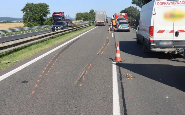 Mladík v BMW si na dálnici u Nákla pozdě všiml pracovní skupiny s traktory. Škoda se blíží půl milionu korun