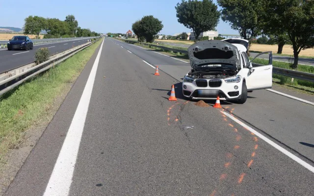 Mladík v BMW si na dálnici u Nákla pozdě všiml pracovní skupiny s traktory. Škoda se blíží půl milionu korun