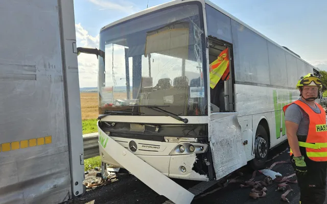 Kamion na D35 u Olomouce naboural do odstaveného autobusu, dálnice je zablokovaná