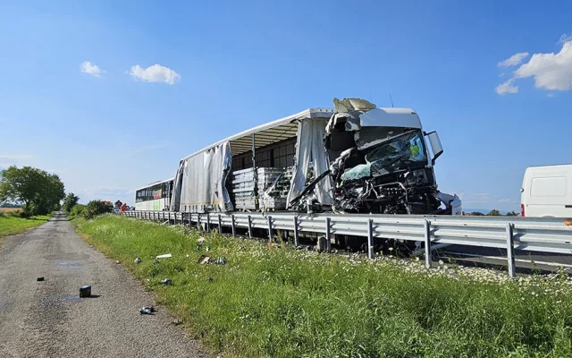 Kamion na D35 u Olomouce naboural do odstaveného autobusu, dálnice je zablokovaná