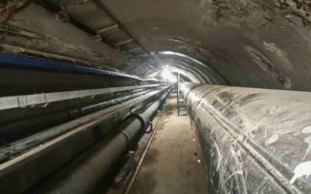 VIDEO: Podzemí pod Fakultní nemocnicí skrývá kilometr kolektorových chodeb. Projít se musí každý den