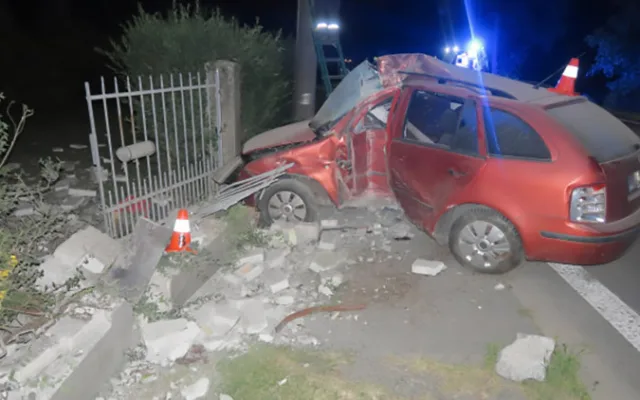 Mladý řidič zničil fabii o antoníček. K hrozivé nehodě letěl na Hranicko záchranářský vrtulník
