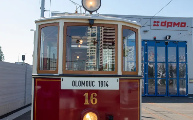 FOTOGALERIE: Ze zarostlé zahrady zpět na koleje. Olomoucí projela unikátní historická tramvaj