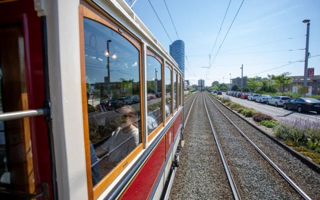 FOTOGALERIE: Ze zarostlé zahrady zpět na koleje. Olomoucí projela unikátní historická tramvaj