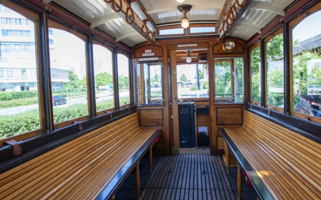 FOTOGALERIE: Ze zarostlé zahrady zpět na koleje. Olomoucí projela unikátní historická tramvaj
