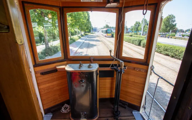 FOTOGALERIE: Ze zarostlé zahrady zpět na koleje. Olomoucí projela unikátní historická tramvaj