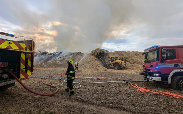 Hasiči na Šumpersku bojují s požárem stohu. Pomáhají velkokapacitní cisterny i těžká technika