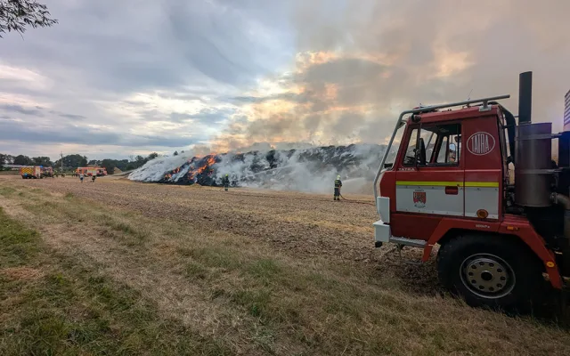 Hasiči na Šumpersku bojují s požárem stohu. Pomáhají velkokapacitní cisterny i těžká technika