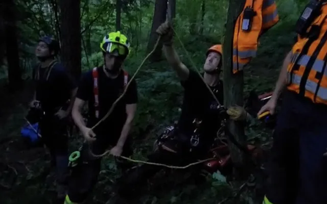 VIDEO: Mladá paraglidistka uvízla na Hranicku v korunách stromů . Z výšky ji zachránili hasiči-lezci