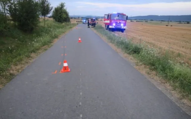 Bez přilby. U Hranic dívka havaroval na motorce, letěl pro ni vrtulník. Na Šumpersku žena převrátila čtyřkolku