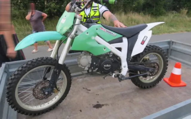 Bez přilby. U Hranic dívka havaroval na motorce, letěl pro ni vrtulník. Na Šumpersku žena převrátila čtyřkolku