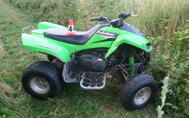 Bez přilby. U Hranic dívka havaroval na motorce, letěl pro ni vrtulník. Na Šumpersku žena převrátila čtyřkolku