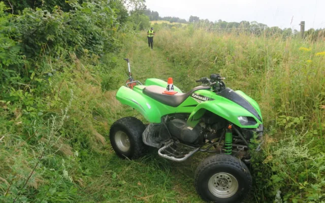 Bez přilby. U Hranic dívka havaroval na motorce, letěl pro ni vrtulník. Na Šumpersku žena převrátila čtyřkolku