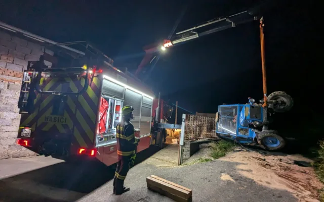 Traktor se na Šumpersku při sečení trávy zřítil z osmimetrového srázu, zraněný řidič nemohl z kabiny ven