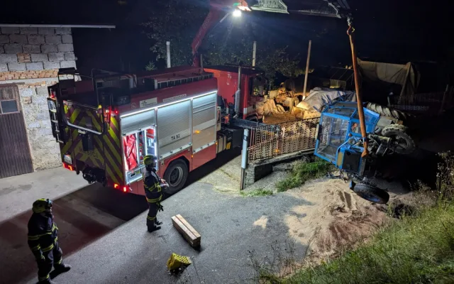 Traktor se na Šumpersku při sečení trávy zřítil z osmimetrového srázu, zraněný řidič nemohl z kabiny ven