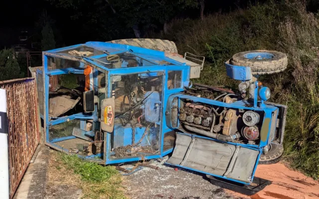 Traktor se na Šumpersku při sečení trávy zřítil z osmimetrového srázu, zraněný řidič nemohl z kabiny ven