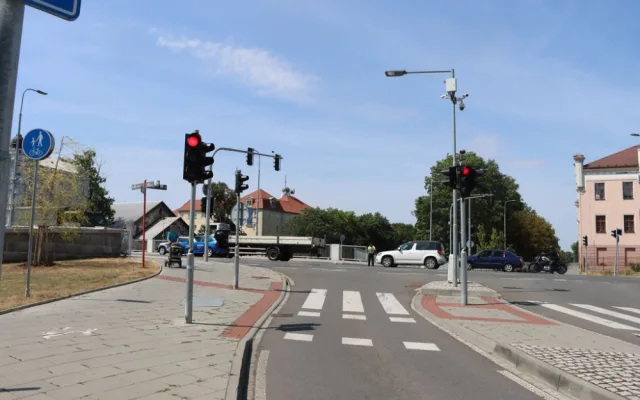 VIDEO: Devatenáctiletý mladík nedal přednost nákladnímu autu. Nová Škoda Kamiq to odnesla zničenými dveřmi