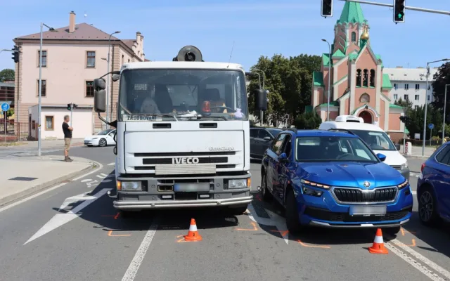 VIDEO: Devatenáctiletý mladík nedal přednost nákladnímu autu. Nová Škoda Kamiq to odnesla zničenými dveřmi
