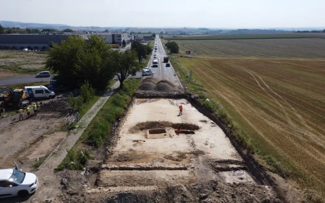 Archeologové odkryli část barokní císařské silnice z Olomouce do Brna. Jde o předchůdce dnešní D1