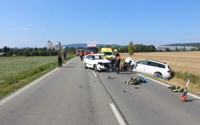 Vážná nehoda zcela uzavřela hlavní tah na Šternberk. Pětatřicetiletá řidička vjela do protisměru