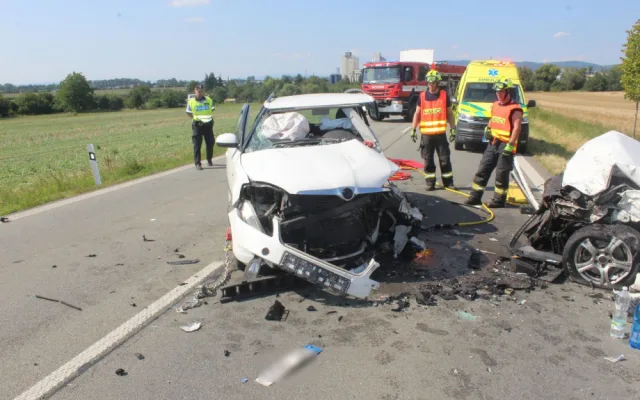 Vážná nehoda zcela uzavřela hlavní tah na Šternberk. Pětatřicetiletá řidička vjela do protisměru