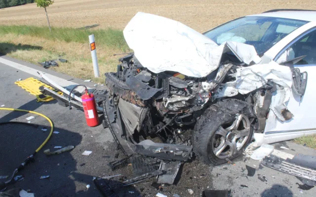 Vážná nehoda zcela uzavřela hlavní tah na Šternberk. Pětatřicetiletá řidička vjela do protisměru
