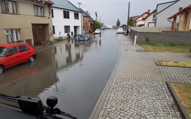 Bouřky a silné deště zaměstnávají hasiče na Olomoucku a Litovelsku. Čerpají vodu a odstraňují stromy