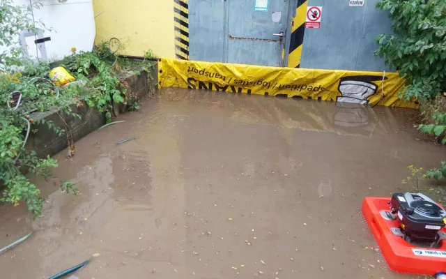 Bouřky a silné deště zaměstnávají hasiče na Olomoucku a Litovelsku. Čerpají vodu a odstraňují stromy