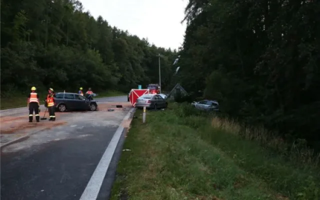 Tragická nehoda tří automobilů u Mírova. Dvaačtyřicetiletý řidič zemřel, další dva byli zranění