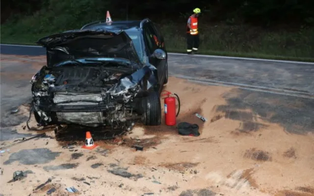 Tragická nehoda tří automobilů u Mírova. Dvaačtyřicetiletý řidič zemřel, další dva byli zranění