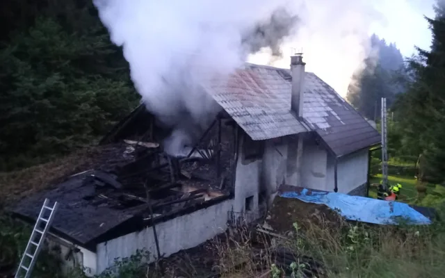 V Jindřichově hasiči likvidovali požár chalupy, vodu si museli brát z místního potoka. Hořet začalo na půdě 