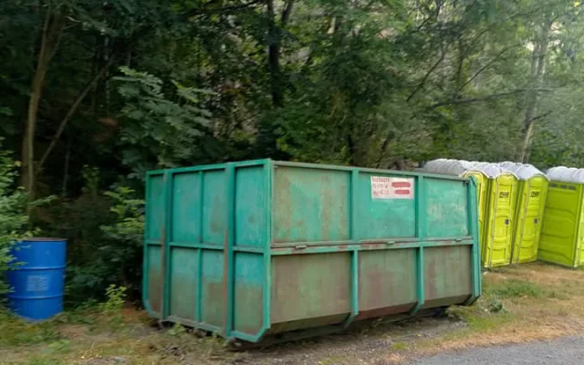 Klidný lom ve Výklekách se proměnil v divoké a hlučné místo. Lidé si stěžují, obec je nešťastná