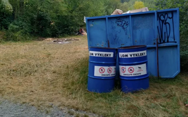 Klidný lom ve Výklekách se proměnil v divoké a hlučné místo. Lidé si stěžují, obec je nešťastná