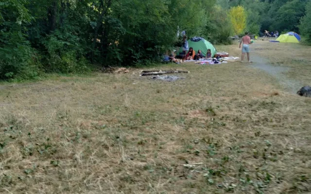 Klidný lom ve Výklekách se proměnil v divoké a hlučné místo. Lidé si stěžují, obec je nešťastná