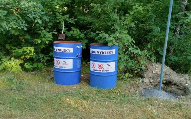 Klidný lom ve Výklekách se proměnil v divoké a hlučné místo. Lidé si stěžují, obec je nešťastná
