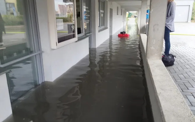 Krajem se přehnaly silné bouřky. Na Olomoucku a Prostějovsku hasiči čerpají vodu a odstraňují stromy