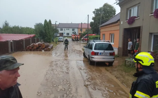 Krajem se přehnaly silné bouřky. Na Olomoucku a Prostějovsku hasiči čerpají vodu a odstraňují stromy